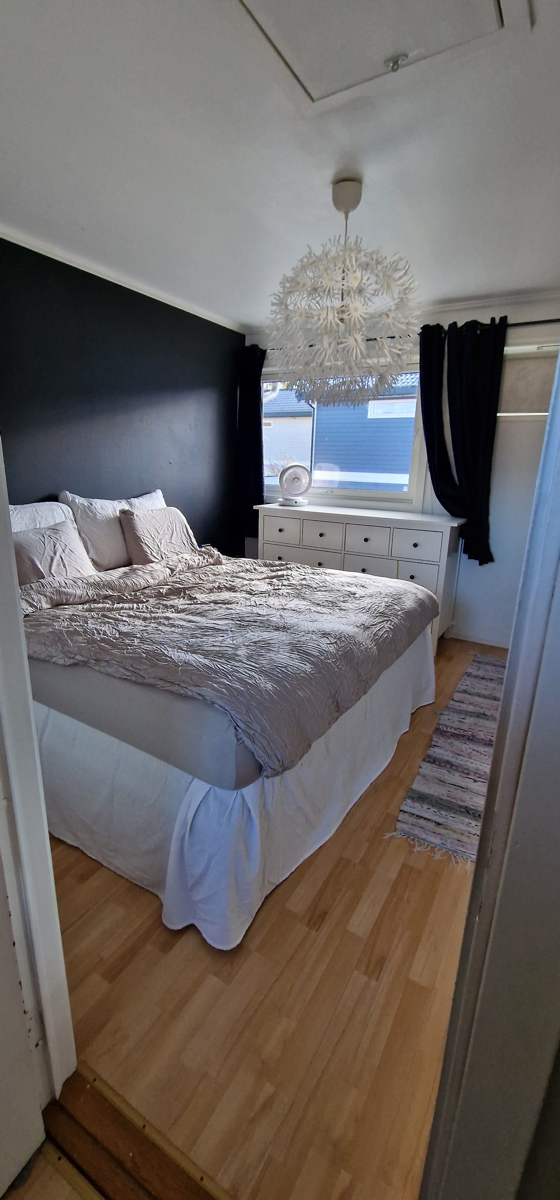 2. etg. Soverom med god 180 cm seng og 1 stk kommode.